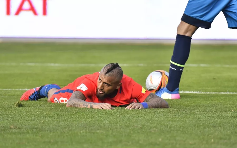 chile 039 s arturo vidal gestures after falling during their 2018 world cup qualifier football match against bolivia in la paz on september 5 2017 photo afp chile 039 s arturo vidal gestures after falling during their 2018 world cup qualifier football match against bolivia in la paz on september 5 2017 photo afp