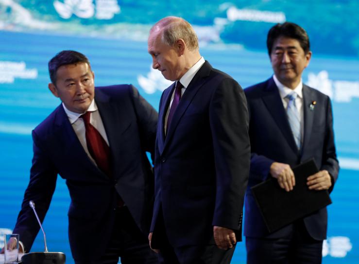 russian president vladimir putin and japanese prime minister shinzo abe photo reuters