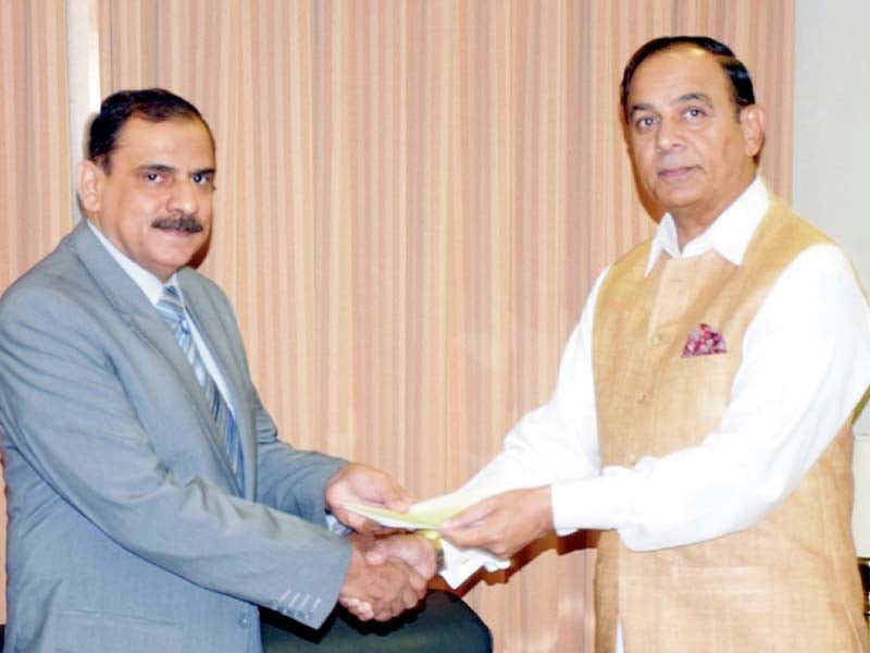 nab chairman qamar zaman chaudhry presents a cheque for rs35 million to shaheen foundation md jamshaid khan photo inp