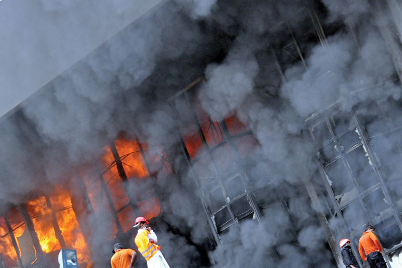 billows of smoke rise after the fire that engulfed the awami markaz building douse photos zafar aslam express