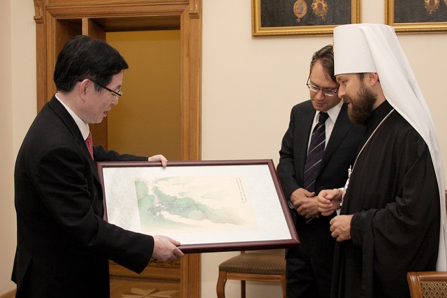 on 15 july 2014 at the department for external church relations of the moscow patriarchate metropolitan hilarion of volokolamsk decr chairman met with mr wang zuoan director of the state administration for religious affairs sara of the people s republic of china photo russian department for external church relations