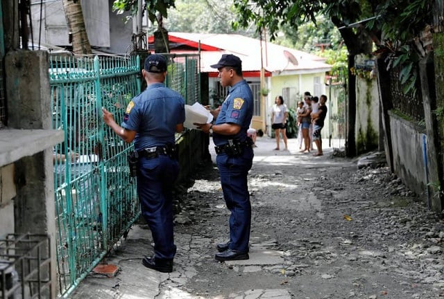 policemen knock door to door and interview residents during a drug testing operation in payatas quezon city metro manila philippines august 23 2017 photo reuters dondi tawatao policemen knock door to door and interview residents during a drug testing operation in payatas quezon city metro manila philippines august 23 2017 photo reuters dondi tawatao