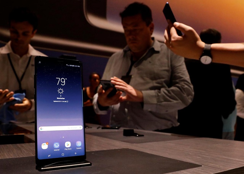 guests use the new galaxy note 8 smartphone during the company 039 s launch event in new york city us august 23 2017 photo reuters