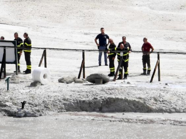 rescuers arrive at solfatara di pozzuoli where three people died in the crater at pozzuoli naples photo courtesy the independent rescuers arrive at solfatara di pozzuoli where three people died in the crater at pozzuoli naples photo courtesy the independent