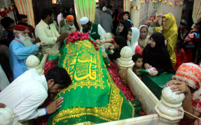 devotees throng to abdullah shah ghazi s mazar