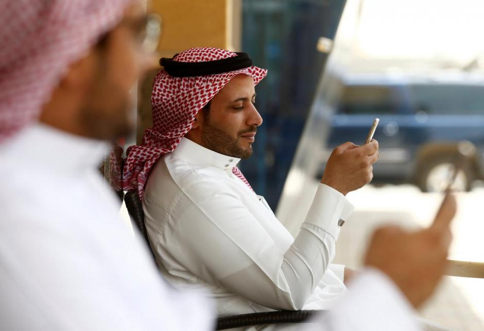 saudi men explore social media on their mobile devices as they sit at a cafe in riyadh saudi arabia may 24 2016 photo reuters