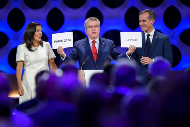 international olympic committee ioc president thomas bach c holds the cards bearing the name of paris 2024 and los angeles 2028 next to both cities 039 mayors anne hidalgo l and eric garcetti during the 131st ioc session in lima on september 13 2017 photo afp international olympic committee ioc president thomas bach c holds the cards bearing the name of paris 2024 and los angeles 2028 next to both cities 039 mayors anne hidalgo l and eric garcetti during the 131st ioc session in lima on september 13 2017 photo afp