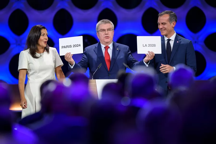international olympic committee ioc president thomas bach c holds the cards bearing the name of paris 2024 and los angeles 2028 next to both cities 039 mayors anne hidalgo l and eric garcetti during the 131st ioc session in lima on september 13 2017 photo afp international olympic committee ioc president thomas bach c holds the cards bearing the name of paris 2024 and los angeles 2028 next to both cities 039 mayors anne hidalgo l and eric garcetti during the 131st ioc session in lima on september 13 2017 photo afp