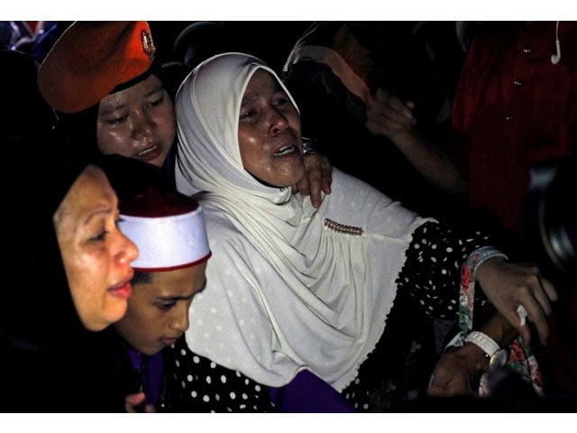 family members of victims of the darul quran ittifaqiyah religious school fire cry during a burial in kuala lumpur malaysia september 15 2017 photo reuters