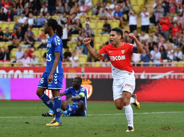 monaco 039 s colombian forward radamel falcao r celebrates after scoring his second goal during the french l1 football match monaco asm vs strasbourg on september 16 2017 at louis ii stadium in monaco photo afp monaco 039 s colombian forward radamel falcao r celebrates after scoring his second goal during the french l1 football match monaco asm vs strasbourg on september 16 2017 at louis ii stadium in monaco photo afp