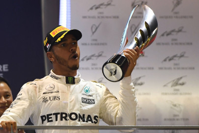 hamilton capitalises on vettel misery in singapore