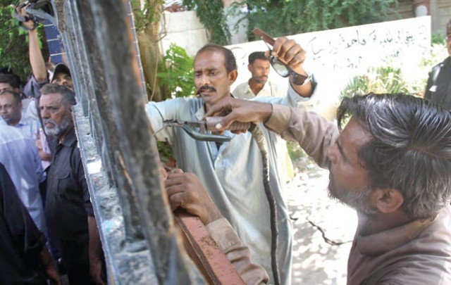 last resort workers try to force open the gate of aisha bawany college after officials of the trust refuse to open the premises despite a court order photo online last resort workers try to force open the gate of aisha bawany college after officials of the trust refuse to open the premises despite a court order photo online