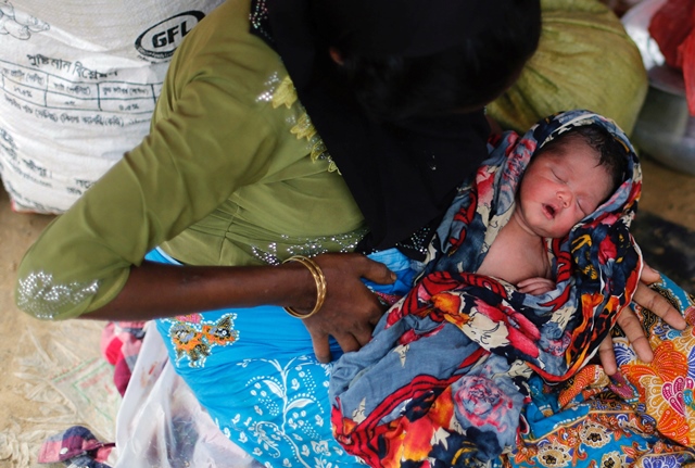 lalmoti a rohingya refugee reacts in pain as she holds her one day old baby inside her temporary shelter at a camp in cox 039 s bazar bangladesh september 18 2017 photo reuters