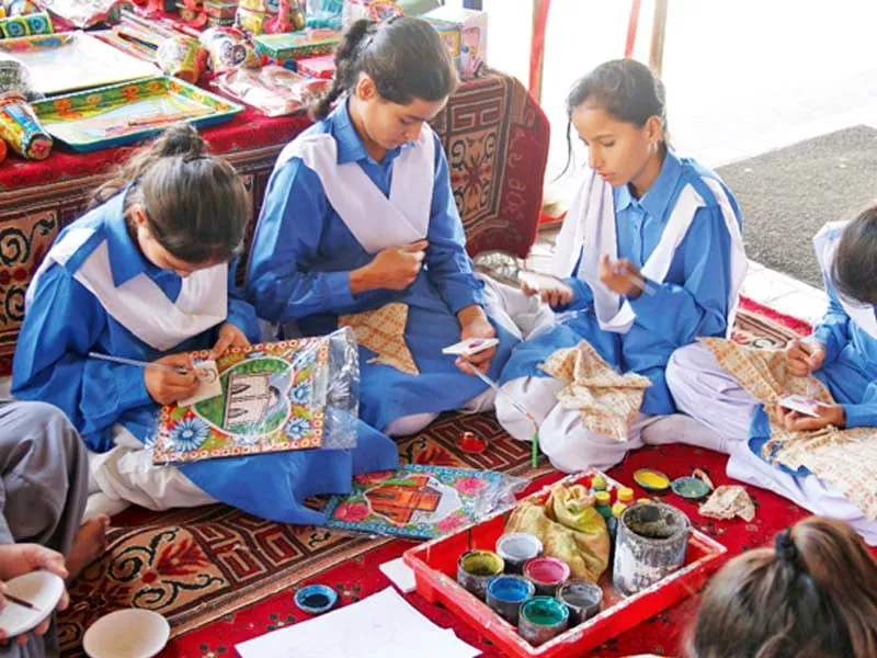 girls paint during truck art engagement with artisans programme at lok virsa photo express girls paint during truck art engagement with artisans programme at lok virsa photo express