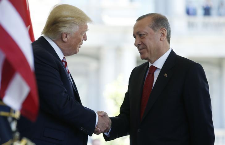 us president donald trump l welcomes turkey 039 s president recep tayyip erdogan at the entrance to the west wing of the white house in washington us photo reuters