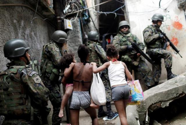 armed forces take up position during a operation after violent clashes between drug gangs in rocinha slum in rio de janeiro brazil september 22 2017 photo reuters armed forces take up position during a operation after violent clashes between drug gangs in rocinha slum in rio de janeiro brazil september 22 2017 photo reuters