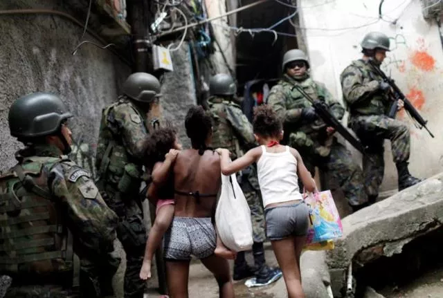 armed forces take up position during a operation after violent clashes between drug gangs in rocinha slum in rio de janeiro brazil september 22 2017 photo reuters armed forces take up position during a operation after violent clashes between drug gangs in rocinha slum in rio de janeiro brazil september 22 2017 photo reuters