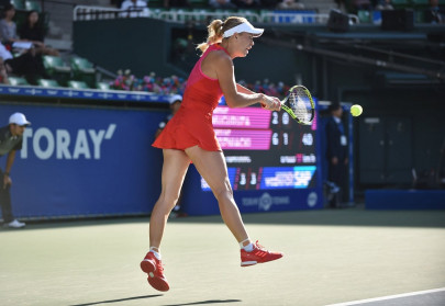 wozniacki brushes aside muguruza in tokyo semis