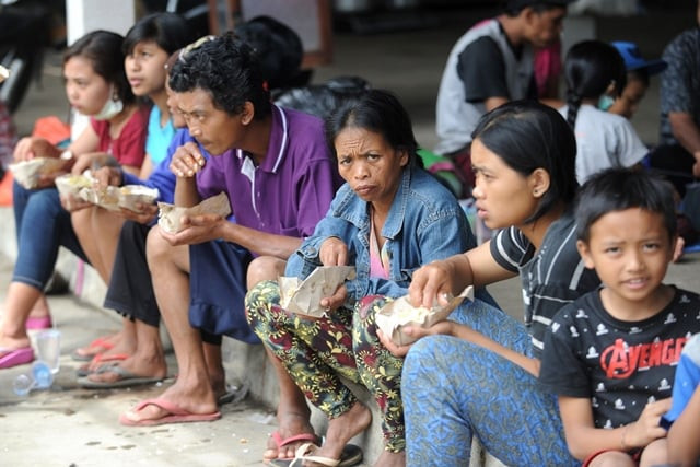 villagers eat at an evacuation centre in karangasem on the indonesian resort island of bali on september 24 2017 photo afp villagers eat at an evacuation centre in karangasem on the indonesian resort island of bali on september 24 2017 photo afp