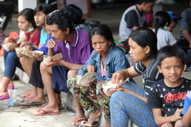 villagers eat at an evacuation centre in karangasem on the indonesian resort island of bali on september 24 2017 photo afp