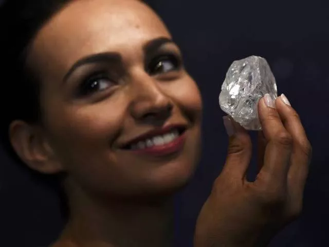 a model shows off the 1109 carat quot lesedi la rona quot the largest gem quality rough diamond discovered in over 100 years during a sale preview at sotheby 039 s auction house photo reuters a model shows off the 1109 carat quot lesedi la rona quot the largest gem quality rough diamond discovered in over 100 years during a sale preview at sotheby 039 s auction house photo reuters