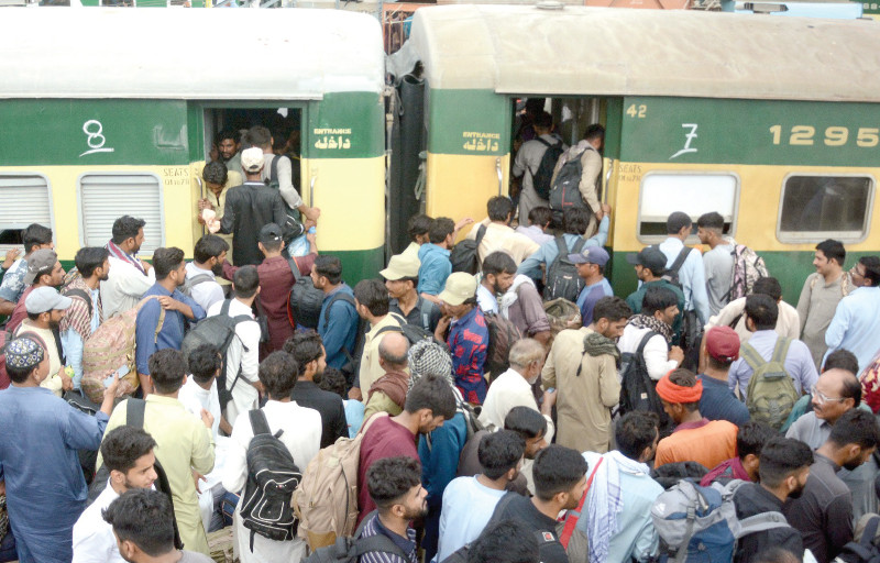 people rush to get on eid special train at the karachi city station on friday the train will pass through 28 cities to reach peshawar on sunday morning photo jalal qureshi express