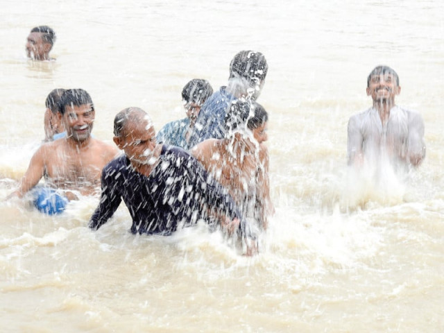 men enjoy in mori canal in hyderabad on an extremely hot day on sunday photo express men enjoy in mori canal in hyderabad on an extremely hot day on sunday photo express