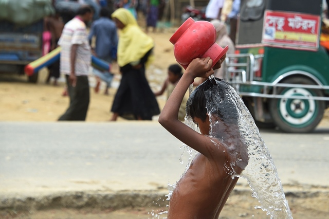 a young rohingya refugee washes himself at the thangkhali refugee camp near ukhia on september 27 2017 photo afp