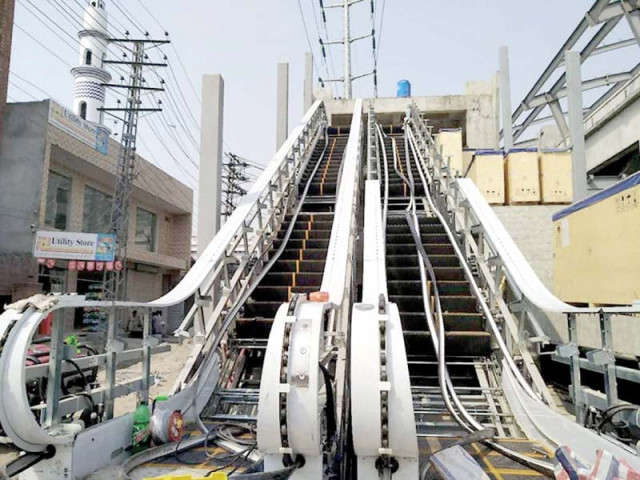 8 injured in hospital elevator collapse 8 injured in hospital elevator collapse