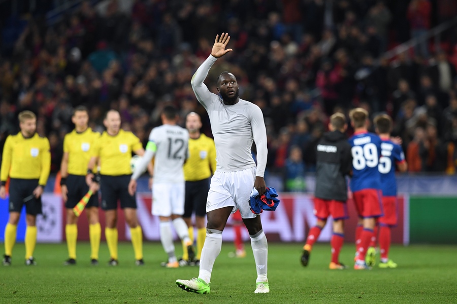 manchester united 039 s forward from belgium romelu lukaku greets supporters after the uefa champions league group a football match between pfc cska moscow and manchester united fc in moscow on september 27 2017 photo afp