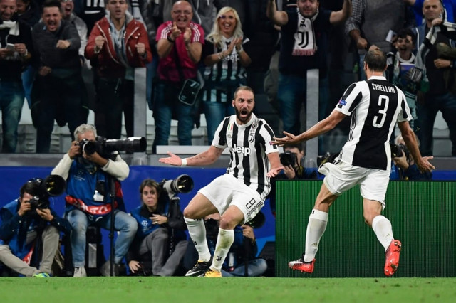 juventus 039 forward from argentina gonzalo higuain l celebrates with juventus 039 defender from italy giorgio chiellini after scoring during the uefa champion 039 s league group d football match juventus vs olympiacos on september 27 2017 at the juventus stadium in turin juventus won 2 0 photo afp juventus 039 forward from argentina gonzalo higuain l celebrates with juventus 039 defender from italy giorgio chiellini after scoring during the uefa champion 039 s league group d football match juventus vs olympiacos on september 27 2017 at the juventus stadium in turin juventus won 2 0 photo afp