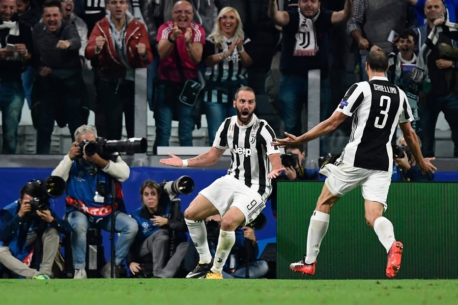 juventus 039 forward from argentina gonzalo higuain l celebrates with juventus 039 defender from italy giorgio chiellini after scoring during the uefa champion 039 s league group d football match juventus vs olympiacos on september 27 2017 at the juventus stadium in turin juventus won 2 0 photo afp