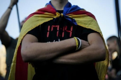 students rally in barcelona to defend catalan vote students rally in barcelona to defend catalan vote