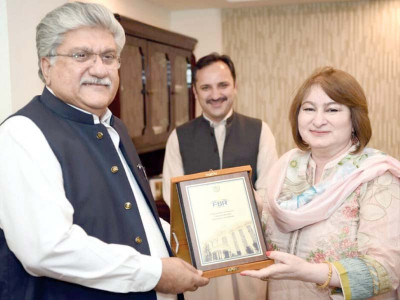 bok chief receives memento from fbr