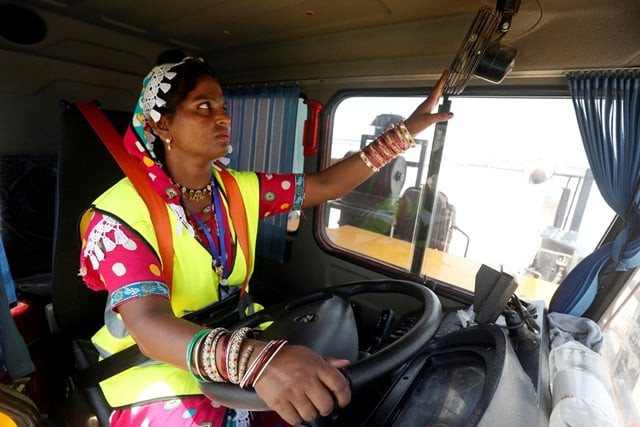 gulaban a 25 year old mother of three adjusts a fan before driving a 60 tonne truck during a training session of the female dump truck driver programme in islamkot tharparkar september 21 2017 photo reuters gulaban a 25 year old mother of three adjusts a fan before driving a 60 tonne truck during a training session of the female dump truck driver programme in islamkot tharparkar september 21 2017 photo reuters
