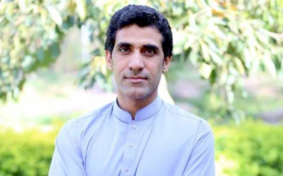 burglars make off with 3 cell phones rs55 000 from home of imran khan s political secretary