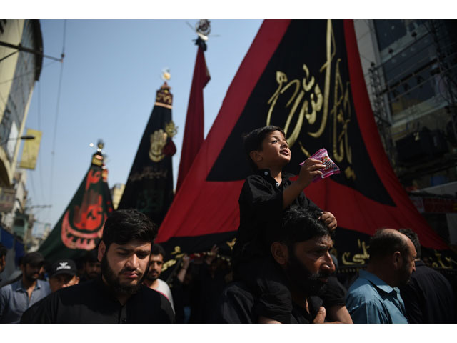 shias march with flags in the ashura procession in karachi on october 1 2017 photo afp