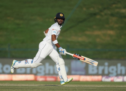 sri lanka scramble to save test after yasir shah strikes twice
