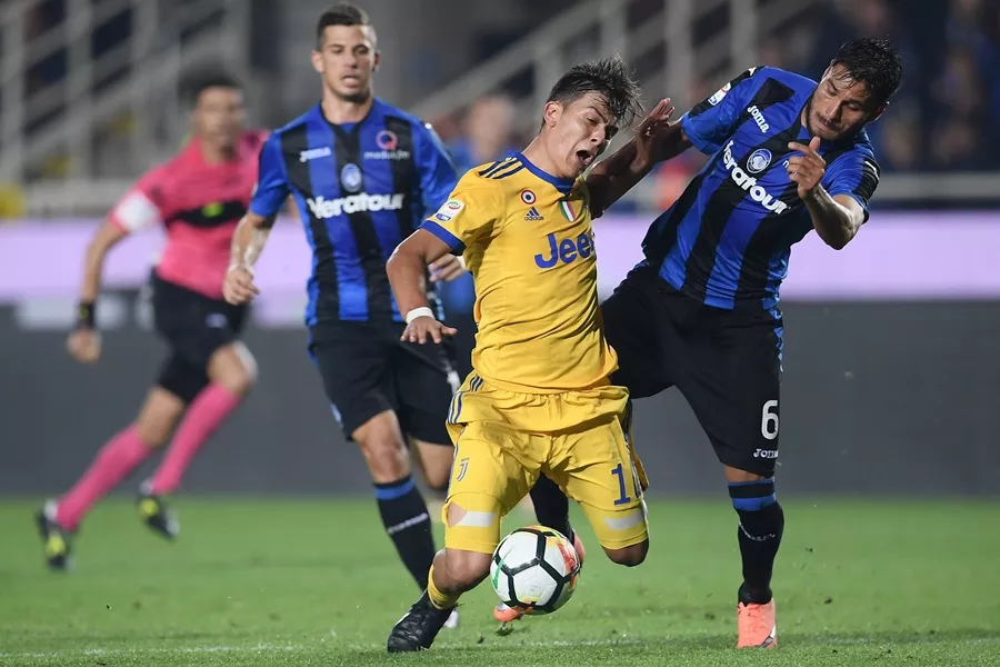 juventus 039 argentinian forward paulo dybala c fights for the ball with atalanta 039 s argentinian defender jose luis palomino r during the italian serie a football match between atalanta and juventus at the quot atleti azzurri d 039 italia quot stadium in bergamo on october 1 2017 photo afp juventus 039 argentinian forward paulo dybala c fights for the ball with atalanta 039 s argentinian defender jose luis palomino r during the italian serie a football match between atalanta and juventus at the quot atleti azzurri d 039 italia quot stadium in bergamo on october 1 2017 photo afp