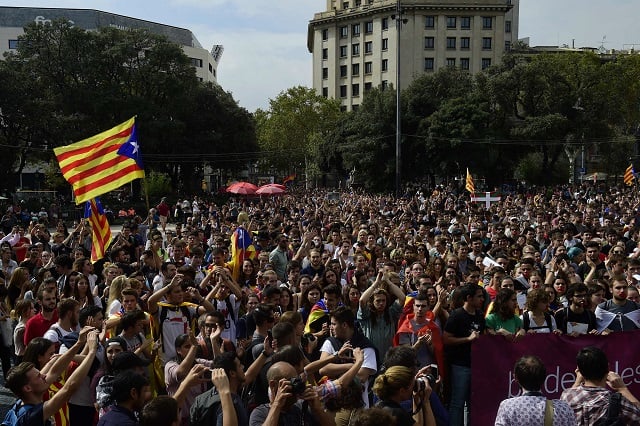 people take part in a protest in barcelona on october 2 2017 a day after hundreds were injured in a police crackdown during catalonia 039 s banned independence referendum photo afp