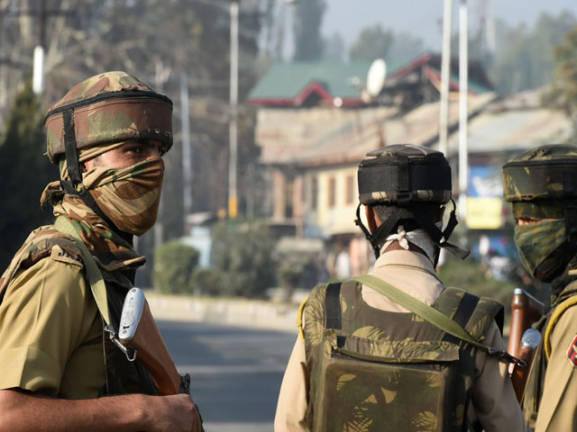 indian policeman stands guard near the site of gunfight between suspected militants and indian government forces in srinagar on october 3 2017 photo afp