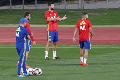 angry fans jeer pique at spain training session angry fans jeer pique at spain training session