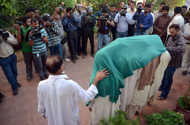 plain clothes policemen present suspected militants to the media in karachi on november 13 2012 photo afp plain clothes policemen present suspected militants to the media in karachi on november 13 2012 photo afp