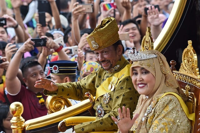 brunei 039 s sultan hassanal bolkiah and queen saleha ride in a royal chariot during a procession to mark his golden jubilee of accession to the throne in bandar seri begawan on october 5 2017 brunei 039 s all powerful sultan marks 50 years on the throne on october 5 with lavish celebrations including a glittering procession a 21 gun salute and a ceremony at his vast golden domed palace photo afp brunei 039 s sultan hassanal bolkiah and queen saleha ride in a royal chariot during a procession to mark his golden jubilee of accession to the throne in bandar seri begawan on october 5 2017 brunei 039 s all powerful sultan marks 50 years on the throne on october 5 with lavish celebrations including a glittering procession a 21 gun salute and a ceremony at his vast golden domed palace photo afp