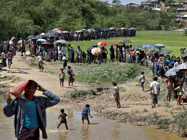 rohingya refugees queue for aid in cox 039 s bazar bangladesh october 1 2017 photo reuters