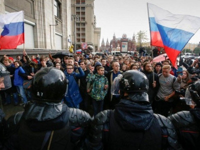 thousands demand putin quit as birthday protests turn violent thousands demand putin quit as birthday protests turn violent