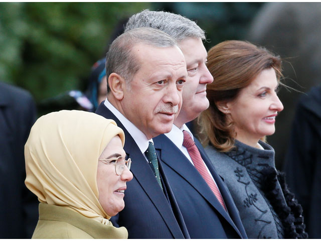 ukrainian president petro poroshenko and turkish president tayyip erdogan accompanied by their wives emine erdogan l and maryna poroshenko r attend a welcoming ceremony in kiev ukraine october 9 2017 photo reuters