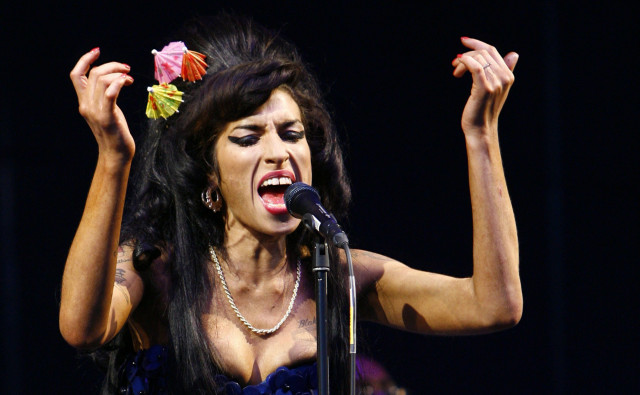 british singer amy winehouse performs at the glastonbury festival 2008 in somerset in south west england in this june 28 2008 file photo winehouse has been found dead at her home in north london sky news reported on july 23 2011 photo filereuters british singer amy winehouse performs at the glastonbury festival 2008 in somerset in south west england in this june 28 2008 file photo winehouse has been found dead at her home in north london sky news reported on july 23 2011 photo filereuters