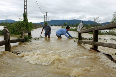 floods landslides kill 37 in vietnam scores missing