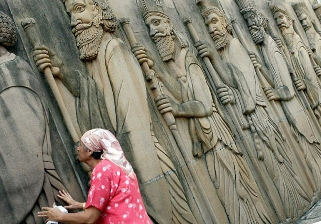 an indian parsi woman reverently touches statues believed to be of ancestors outside a fire temple in mumbai photo yahoo news an indian parsi woman reverently touches statues believed to be of ancestors outside a fire temple in mumbai photo yahoo news